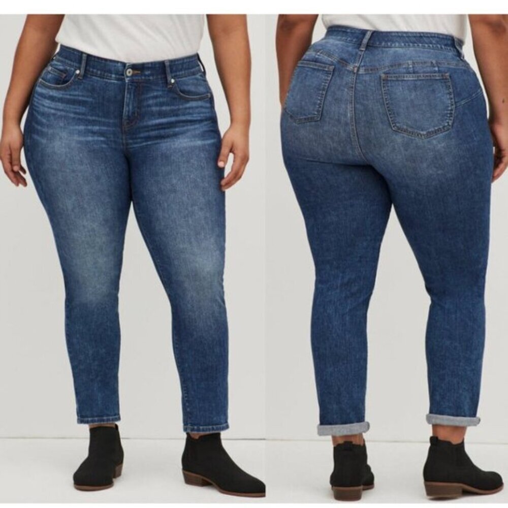 Torrid Bombshell Straight Jeans size 22R premium stretch.